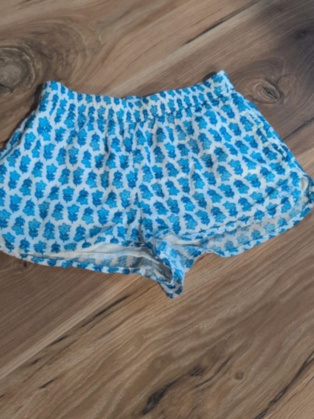Vineyard Vines White Shorts with Blue Floral Print